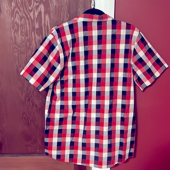 Roebuck & Co Men’s Red Button-Up Plaid Short-Sleeve Shirt - Picture 4 of 4